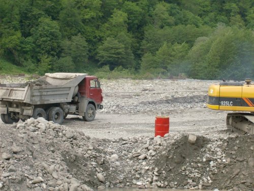 (2009.05.21) Незаконная добыча гравия в русле реки Шахе (г.Сочи)